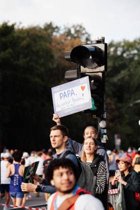 27.09.26, BMW Berlin Marathon 2026, Berlin People holding signs on the side of the track Berlin Berlin BE Deutschland