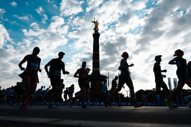27.09.26, BMW Berlin Marathon 2026, Berlin Runners in front of Siegessäule, silhouette Berlin Berlin BE Deutschland