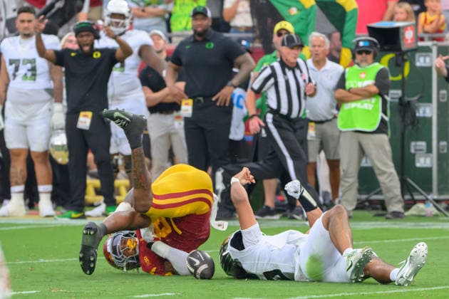 September 26, 2026, Los Angeles, California, USA: 5 Dante Moore, QB of the Oregon Ducks is tackled by 8 Desman Stephens II, LB during a BIG 10 football game against the USC Trojans on Saturday September 26, 2026 at the Los Angeles Memorial Coliseum in Los Angeles, California. Stephens was ejected for targeting. Moore was taken to L.A. General for evaluation. Trojans lose to Ducks, 41-27. MARK HAMMOND BNS PI Trojans Lose To Ducks, 41-27 - ZUMAp124 20260926_zaa_p124_082 Copyright: xJavierxRojasx