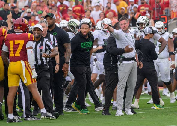 September 26, 2026, Los Angeles, California, USA: Oregon Ducks head coach Dan Lanning is held back by staff after a confrontation between players following a hit on 5 Dante Moore during a Big Ten football game against the USC Trojans on Saturday, September 26, 2026, at the Los Angeles Memorial Coliseum in Los Angeles, California.Trojans lose to Ducks, 41-27. MARK HAMMOND BNS PI Trojans Lose To Ducks, 41-27 - ZUMAp124 20260926_zaa_p124_088 Copyright: xJavierxRojasx