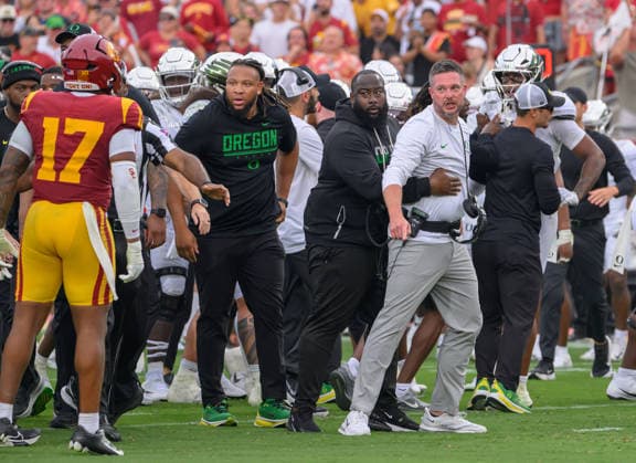 September 26, 2026, Los Angeles, California, USA: Oregon Ducks head coach Dan Lanning is held back by staff after a confrontation between players following a hit on 5 Dante Moore during a Big Ten football game against the USC Trojans on Saturday, September 26, 2026, at the Los Angeles Memorial Coliseum in Los Angeles, California.Trojans lose to Ducks, 41-27. MARK HAMMOND BNS PI Trojans Lose To Ducks, 41-27 - ZUMAp124 20260926_zaa_p124_089 Copyright: xJavierxRojasx