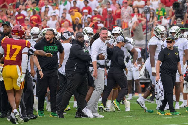 September 26, 2026, Los Angeles, California, USA: Oregon Ducks head coach Dan Lanning is held back by staff after a confrontation between players following a hit on 5 Dante Moore during a Big Ten football game against the USC Trojans on Saturday, September 26, 2026, at the Los Angeles Memorial Coliseum in Los Angeles, California.Trojans lose to Ducks, 41-27. MARK HAMMOND BNS PI Trojans Lose To Ducks, 41-27 - ZUMAp124 20260926_zaa_p124_090 Copyright: xJavierxRojasx
