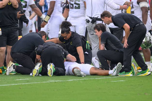 September 26, 2026, Los Angeles, California, USA: 5 Dante Moore, QB of the Oregon Ducks is attended by the medical team after being tackled by 8 Desman Stephens II, LB during a BIG 10 football game against the USC Trojans on Saturday September 26, 2026 at the Los Angeles Memorial Coliseum in Los Angeles, California. Stephens was ejected for targeting. Moore was taken to L.A. General for evaluation. Trojans lose to Ducks, 41-27. MARK HAMMOND BNS PI Trojans Lose To Ducks, 41-27 - ZUMAp124 20260926_zaa_p124_092 Copyright: xJavierxRojasx