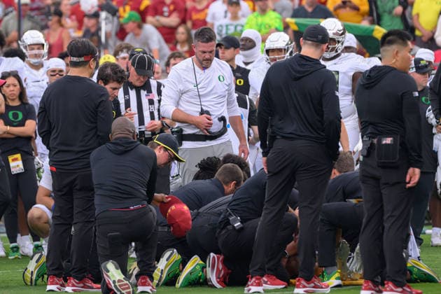 September 26, 2026, Los Angeles, California, USA: Head coach, Dan Lanning of the Oregon Ducks looks on as 5 Dante Moore, QB is attended by the medical team after being tackled by 8 Desman Stephens II, LB of the USC Trojans during a BIG 10 football game on Saturday September 26, 2026 at the Los Angeles Memorial Coliseum in Los Angeles, California. Stephens was ejected for targeting. Moore was taken to L.A. General for evaluation. Trojans lose to Ducks, 41-27. MARK HAMMOND BNS PI Trojans Lose To Ducks, 41-27 - ZUMAp124 20260926_zaa_p124_093 Copyright: xJavierxRojasx