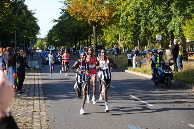 Berlin,27.09.2026, 52.BMW BERLIN-MARATHON,Hohenzollerndamm im Bezirk Wilmersdorf, Höhe 30 Kilometer.Der Äthiopier Guye Adola ist als erster Mann beim Berlin-Marathon ins Ziel gekommen. Am Sonntag erreichte er eine Zeit von 2:02:51. Es ist bereits der zweite Sieg Adolas beim Berlin-Marathon.