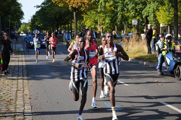 Berlin,27.09.2026, 52.BMW BERLIN-MARATHON,Hohenzollerndamm im Bezirk Wilmersdorf, Höhe 30 Kilometer.Der Äthiopier Guye Adola ist als erster Mann beim Berlin-Marathon ins Ziel gekommen. Am Sonntag erreichte er eine Zeit von 2:02:51. Es ist bereits der zweite Sieg Adolas beim Berlin-Marathon.