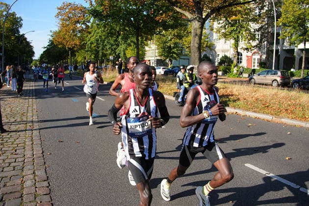 Berlin,27.09.2026, 52.BMW BERLIN-MARATHON,Hohenzollerndamm im Bezirk Wilmersdorf, Höhe 30 Kilometer.Der Äthiopier Guye Adola ist als erster Mann beim Berlin-Marathon ins Ziel gekommen. Am Sonntag erreichte er eine Zeit von 2:02:51. Es ist bereits der zweite Sieg Adolas beim Berlin-Marathon.