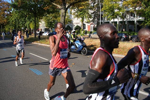 Berlin,27.09.2026, 52.BMW BERLIN-MARATHON,Hohenzollerndamm im Bezirk Wilmersdorf, Höhe 30 Kilometer.Der Äthiopier Guye Adola ist als erster Mann beim Berlin-Marathon ins Ziel gekommen. Am Sonntag erreichte er eine Zeit von 2:02:51. Es ist bereits der zweite Sieg Adolas beim Berlin-Marathon.