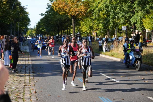 Berlin,27.09.2026, 52.BMW BERLIN-MARATHON,Hohenzollerndamm im Bezirk Wilmersdorf, Höhe 30 Kilometer.Der Äthiopier Guye Adola ist als erster Mann beim Berlin-Marathon ins Ziel gekommen. Am Sonntag erreichte er eine Zeit von 2:02:51. Es ist bereits der zweite Sieg Adolas beim Berlin-Marathon.