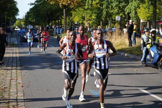 Berlin,27.09.2026, 52.BMW BERLIN-MARATHON,Hohenzollerndamm im Bezirk Wilmersdorf, Höhe 30 Kilometer.Der Äthiopier Guye Adola ist als erster Mann beim Berlin-Marathon ins Ziel gekommen. Am Sonntag erreichte er eine Zeit von 2:02:51. Es ist bereits der zweite Sieg Adolas beim Berlin-Marathon.