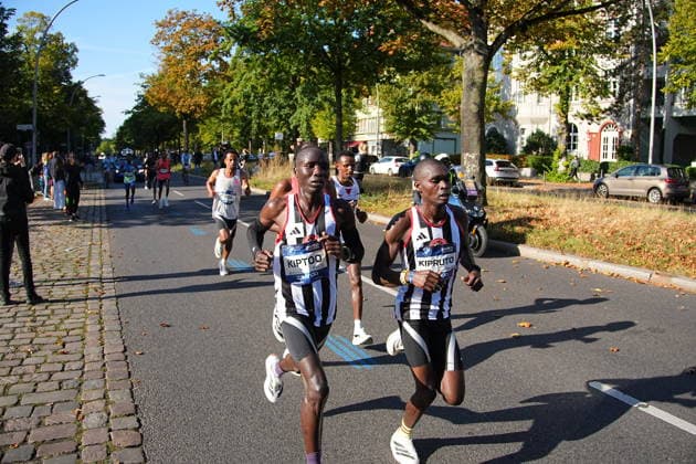 Berlin,27.09.2026, 52.BMW BERLIN-MARATHON,Hohenzollerndamm im Bezirk Wilmersdorf, Höhe 30 Kilometer.Der Äthiopier Guye Adola ist als erster Mann beim Berlin-Marathon ins Ziel gekommen. Am Sonntag erreichte er eine Zeit von 2:02:51. Es ist bereits der zweite Sieg Adolas beim Berlin-Marathon.