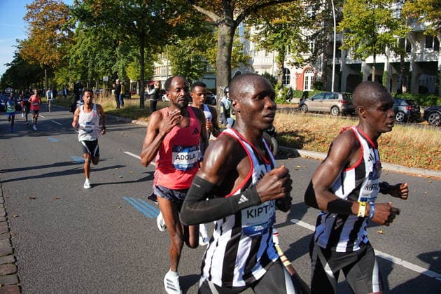 Berlin,27.09.2026, 52.BMW BERLIN-MARATHON,Hohenzollerndamm im Bezirk Wilmersdorf, Höhe 30 Kilometer.Der Äthiopier Guye Adola ist als erster Mann beim Berlin-Marathon ins Ziel gekommen. Am Sonntag erreichte er eine Zeit von 2:02:51. Es ist bereits der zweite Sieg Adolas beim Berlin-Marathon.