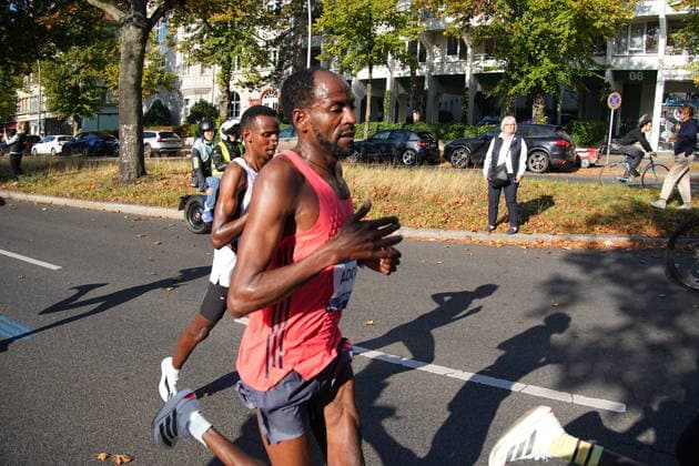 Berlin,27.09.2026, 52.BMW BERLIN-MARATHON,Hohenzollerndamm im Bezirk Wilmersdorf, Höhe 30 Kilometer.Der Äthiopier Guye Adola ist als erster Mann beim Berlin-Marathon ins Ziel gekommen. Am Sonntag erreichte er eine Zeit von 2:02:51. Es ist bereits der zweite Sieg Adolas beim Berlin-Marathon.