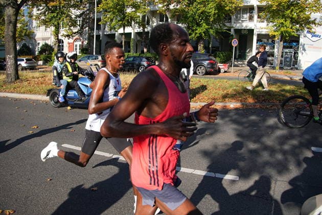Berlin,27.09.2026, 52.BMW BERLIN-MARATHON,Hohenzollerndamm im Bezirk Wilmersdorf, Höhe 30 Kilometer.Der Äthiopier Guye Adola ist als erster Mann beim Berlin-Marathon ins Ziel gekommen. Am Sonntag erreichte er eine Zeit von 2:02:51. Es ist bereits der zweite Sieg Adolas beim Berlin-Marathon.