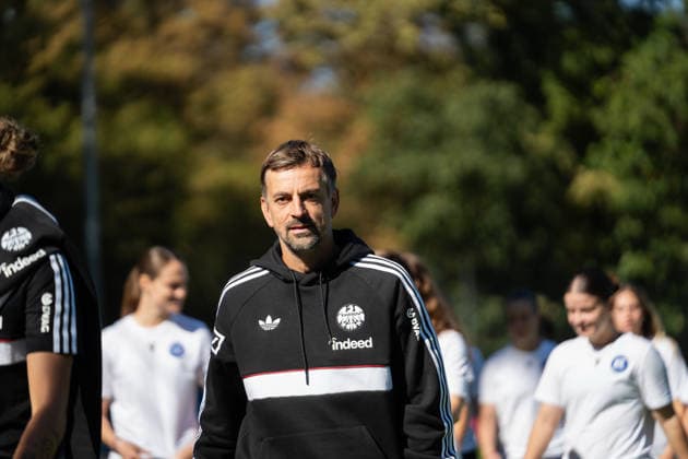 27.09.2026, xjyhynx, Fussball DFB Pokal Frauen 1.Runde, Karlsruher SC - Eintracht Frankfurt, v.l. Niko Arnautis (Trainer, Eintracht Frankfurt) Karlsruhe