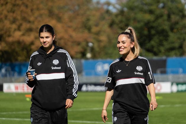 27.09.2026, xjyhynx, Fussball DFB Pokal Frauen 1.Runde, Karlsruher SC - Eintracht Frankfurt, v.l. Noemi Ivelj (4, Eintracht Frankfurt) und ErÃ«leta Memeti (7, Eintracht Frankfurt) Karlsruhe
