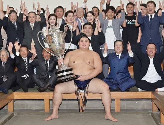 Autum Grand Sumo Tournament Yokozuna Onosato celebrates after winning the 15-day Autumn Grand Sumo Tournament at Ryogoku Kokugikan hall in Tokyo on Sept. 27, 2026. (Pool photo)  A14AA0005628972P