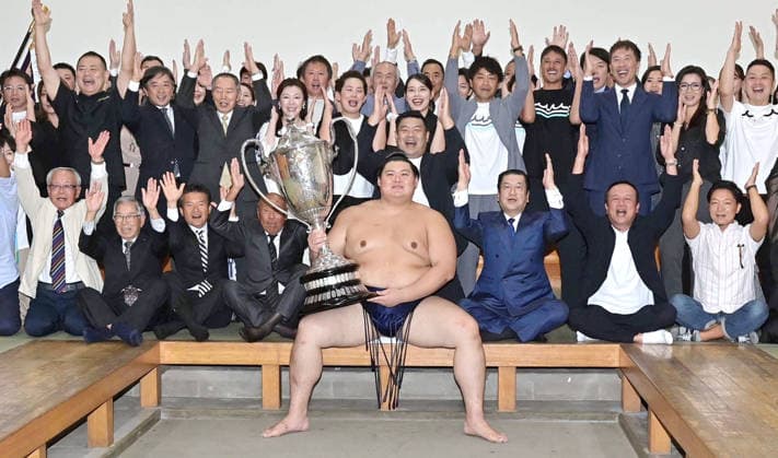 Autum Grand Sumo Tournament Yokozuna Onosato celebrates after winning the 15-day Autumn Grand Sumo Tournament at Ryogoku Kokugikan hall in Tokyo on Sept. 27, 2026. (Pool photo)  A14AA0005628973P