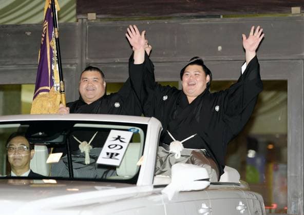 Autum Grand Sumo Tournament Yokozuna Onosato (R) waves to the crowd during a parade held after he won the 15-day Autumn Grand Sumo Tournament at Ryogoku Kokugikan hall in Tokyo on Sept. 27, 2026.  A14AA0005628974P