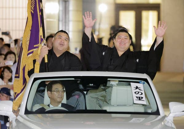 Autum Grand Sumo Tournament Yokozuna Onosato (R) waves to the crowd during a parade held after he won the 15-day Autumn Grand Sumo Tournament at Ryogoku Kokugikan hall in Tokyo on Sept. 27, 2026.  A14AA0005628975P
