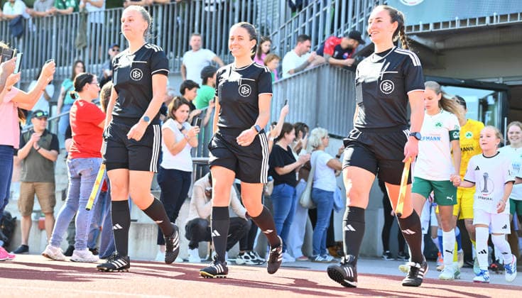 27.09.2026 - Fussball - Saison 2026 2027 - DFB Pokal Vereinspokal Frauen Damen - 01. Runde: SpVgg Greuther Fürth ( Kleeblatt ) - TSG 1899 Hoffenheim - Sportfoto Zink - xwoxzix - regulations prohibit any use of photographs as image sequences and or quasi-video - Marie Theres Mühlbauer ( Schiedsrichter in ) führt Mannschaft Team aufs Feld