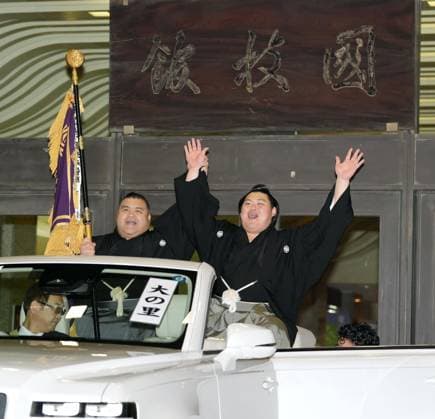 Autum Grand Sumo Tournament Yokozuna Onosato (R) waves to the crowd during a parade held after he won the 15-day Autumn Grand Sumo Tournament at Ryogoku Kokugikan hall in Tokyo on Sept. 27, 2026.  A14AA0005628976P