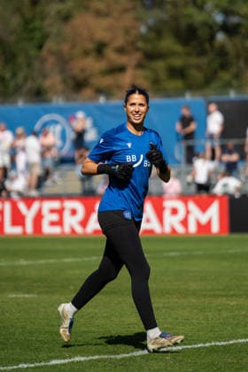 27.09.2026, xjyhynx, Fussball DFB Pokal Frauen 1.Runde, Karlsruher SC - Eintracht Frankfurt, v.l. Alexa Seiler (1, Karlsruher SC) beim Warmmachen Karlsruhe