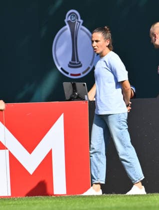 27.09.2026 - Fussball - Saison 2026 2027 - DFB Pokal Vereinspokal Frauen Damen - 01. Runde: SpVgg Greuther Fürth ( Kleeblatt ) - TSG 1899 Hoffenheim - Sportfoto Zink - xwoxzix - regulations prohibit any use of photographs as image sequences and or quasi-video - Eva-Maria Virsinger ( Trainer in TSG Hoffenheim )