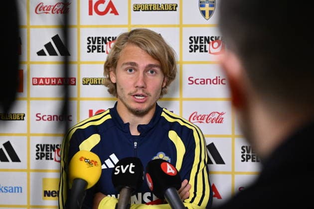 STOCKHOLM, SVERIGE 20260927 Sebastian Nanasi i mixad zon efter en pressträff med fotbollslandslaget pa Bosön, inför mandagens Nations League-matchmot Polen. STOCKHOLM SVERIGE x10040x Copyright: xAndersxWiklund TTx FOTBOLLSLANDSLAGET PRESSTRÄFF