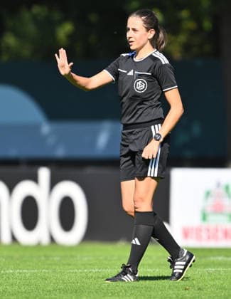 27.09.2026 - Fussball - Saison 2026 2027 - DFB Pokal Vereinspokal Frauen Damen - 01. Runde: SpVgg Greuther Fürth ( Kleeblatt ) - TSG 1899 Hoffenheim - Sportfoto Zink - xwoxzix - regulations prohibit any use of photographs as image sequences and or quasi-video - Marie Theres Mühlbauer ( Schiedsrichter in )