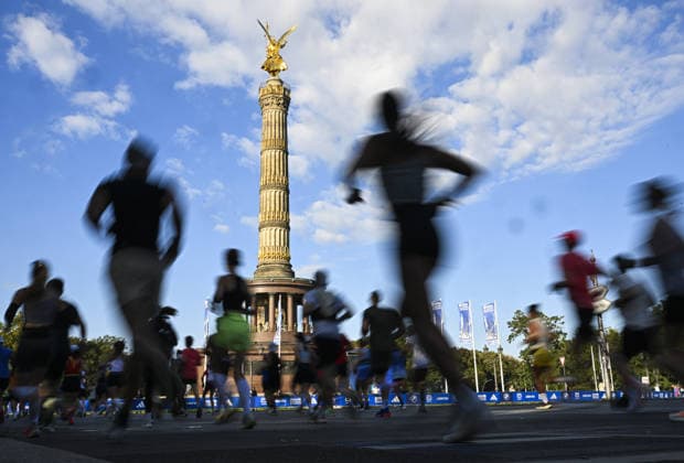 2026 Berlin Marathon BERLIN, GERMANY - SEPTEMBER 27: Athletes race through the city during the 2026 Berlin Marathon, where thousands of runners from around the world competed over a 42.195-kilometer course passing iconic landmarks in Berlin, Germany on September 27, 2026. Halil Sagirkaya Anadolu Berlin Germany. Editorial use only. Please get in touch for any other usage.  Copyright: x2026xAnadoluxHalilxSagirkayax