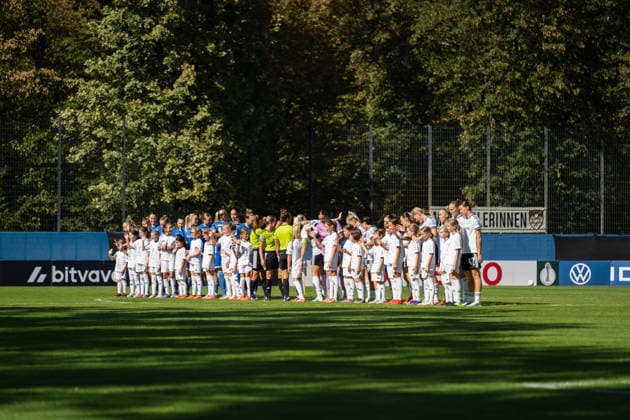 27.09.2026, xjyhynx, Fussball DFB Pokal Frauen 1.Runde, Karlsruher SC - Eintracht Frankfurt, v.l. Einlaufen der Teams Karlsruhe