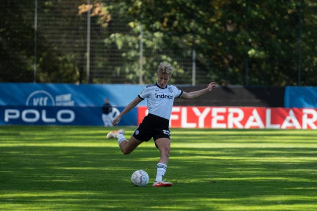 27.09.2026, xjyhynx, Fussball DFB Pokal Frauen 1.Runde, Karlsruher SC - Eintracht Frankfurt, v.l. Paulina Krumbiegel (27, Eintracht Frankfurt) bei einer Flanke Karlsruhe
