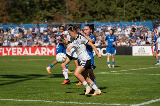 27.09.2026, xjyhynx, Fussball DFB Pokal Frauen 1.Runde, Karlsruher SC - Eintracht Frankfurt, v.l. Sofie Lundgaard (6, Eintracht Frankfurt) im Zweikampf mit Emily Evels (25, Karlsruher SC) Karlsruhe