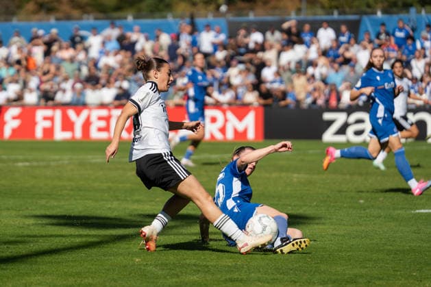 27.09.2026, xjyhynx, Fussball DFB Pokal Frauen 1.Runde, Karlsruher SC - Eintracht Frankfurt, v.l. Ainhoa Alguacil (26, Eintracht Frankfurt) im Zweikampf mit Emily Evels (25, Karlsruher SC) Karlsruhe