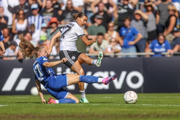 GER, Karlsruhe, Karlsruher SC vs Eintracht Frankfurt, SC, DFB Pokal der Frauen, Fussball, DFB, Spielzeit 2026 2027, Badenia Stadion, 1. Runde im Bild v.l.: Alina Fischer (Karlsruher SC Frauen 27), Larissa Mühlhaus (Eintracht Frankfurt Frauen 47), Torschuss DFB DFL REGULATIONS PROHIBIT ANY USE OF PHOTOGRAPHS AS IMAGE SEQUENCES AND OR QUASI-VIDEO, 27.09.2026 Copyright: HMBxMedia HendrikxHamelau