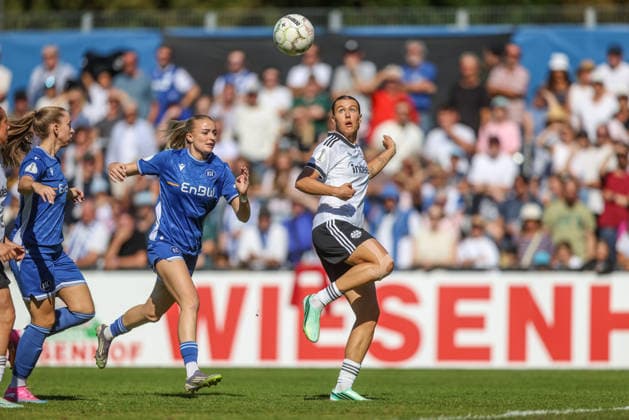 GER, Karlsruhe, Karlsruher SC vs Eintracht Frankfurt, SC, DFB Pokal der Frauen, Fussball, DFB, Spielzeit 2026 2027, Badenia Stadion, 1. Runde im Bild v.l.: Mia Rodach (Karlsruher SC Frauen 17), Larissa Mühlhaus (Eintracht Frankfurt Frauen 47) DFB DFL REGULATIONS PROHIBIT ANY USE OF PHOTOGRAPHS AS IMAGE SEQUENCES AND OR QUASI-VIDEO, 27.09.2026 Copyright: HMBxMedia HendrikxHamelau