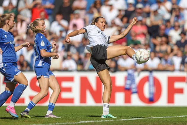 GER, Karlsruhe, Karlsruher SC vs Eintracht Frankfurt, SC, DFB Pokal der Frauen, Fussball, DFB, Spielzeit 2026 2027, Badenia Stadion, 1. Runde im Bild v.l.: Mia Rodach (Karlsruher SC Frauen 17), Larissa Mühlhaus (Eintracht Frankfurt Frauen 47) DFB DFL REGULATIONS PROHIBIT ANY USE OF PHOTOGRAPHS AS IMAGE SEQUENCES AND OR QUASI-VIDEO, 27.09.2026 Copyright: HMBxMedia HendrikxHamelau