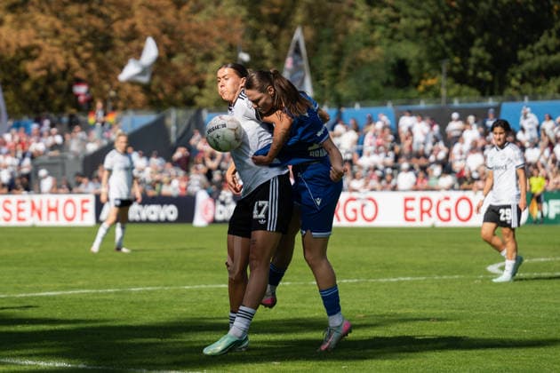 27.09.2026, xjyhynx, Fussball DFB Pokal Frauen 1.Runde, Karlsruher SC - Eintracht Frankfurt, v.l. Larissa Mühlhaus (47, Eintracht Frankfurt) im Zweikampf mit Ann-Sophie Braun (16, Karlsruher SC) Karlsruhe