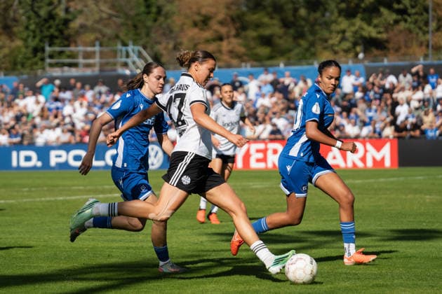 27.09.2026, xjyhynx, Fussball DFB Pokal Frauen 1.Runde, Karlsruher SC - Eintracht Frankfurt, v.l. Ann-Sophie Braun (16, Karlsruher SC), Larissa Mühlhaus (47, Eintracht Frankfurt) und Cora Obenson (20, Karlsruher SC) Karlsruhe