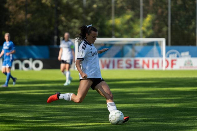 27.09.2026, xjyhynx, Fussball DFB Pokal Frauen 1.Runde, Karlsruher SC - Eintracht Frankfurt, v.l. Hayley Raso (16, Eintracht Frankfurt) bei einer Flanke Karlsruhe