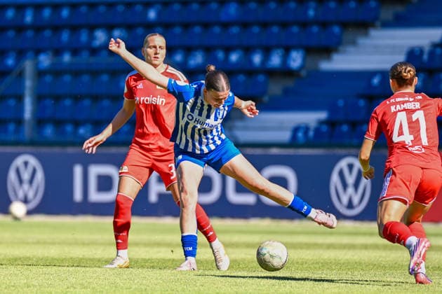 Fußball I Frauen I Saison 2026-2027 I DFB-Pokal I 1. FC Magdeburg - 1. FC Union Berlin I 27.09.2026 Amy Cienskowski (25, 1. FC Magdeburg) spielt den Ball vor Lina Hausicke (32, 1. FC Union Berlin) Magdeburg Avnet Arena (Heinz-Krügel-Platz 1) Sachsen-Anhalt Deutschland Copyright: xLobeca InesxHähnelx