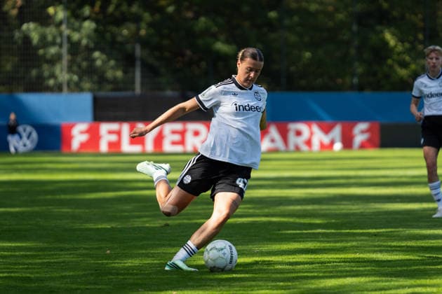 27.09.2026, xjyhynx, Fussball DFB Pokal Frauen 1.Runde, Karlsruher SC - Eintracht Frankfurt, v.l.Larissa Mühlhaus (47, Eintracht Frankfurt) bei einer Flanke Karlsruhe