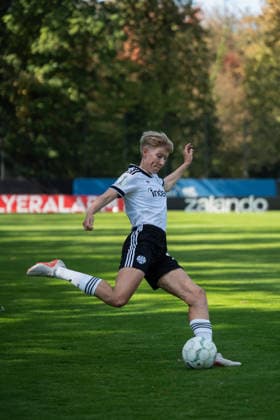 27.09.2026, xjyhynx, Fussball DFB Pokal Frauen 1.Runde, Karlsruher SC - Eintracht Frankfurt, v.l. Paulina Krumbiegel (27, Eintracht Frankfurt) bei einer Flanke Karlsruhe