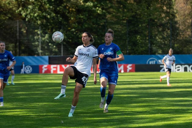 27.09.2026, xjyhynx, Fussball DFB Pokal Frauen 1.Runde, Karlsruher SC - Eintracht Frankfurt, v.l. Larissa Mühlhaus (47, Eintracht Frankfurt) im Zweikampf mit Giulina Kimmig (5, Karlsruher SC) Karlsruhe