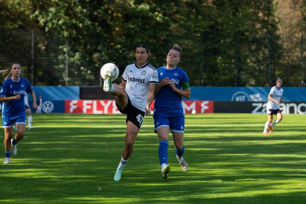 27.09.2026, xjyhynx, Fussball DFB Pokal Frauen 1.Runde, Karlsruher SC - Eintracht Frankfurt, v.l. Larissa Mühlhaus (47, Eintracht Frankfurt) im Zweikampf mit Giulina Kimmig (5, Karlsruher SC) Karlsruhe