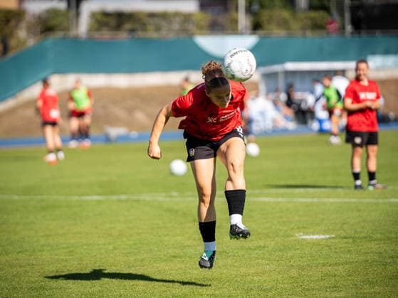 DFB-Pokal: FC Viktoria Berlin vs. Bayer 04 Leverkusen; Berlin, 27.09.2026 DFB-Pokal Frauen: Paulina PLATNER (Bayer 04 Leverkusen 6) vor dem Spiel bei dem aufwärmen Spiel FC Viktoria Berlin vs. Bayer 04 Leverkusen im Stadion Lichterfelde am September 27, 2026 in Berlin, Deutschland. Copyright: xBEAUTIFULxSPORTS Kuehnx