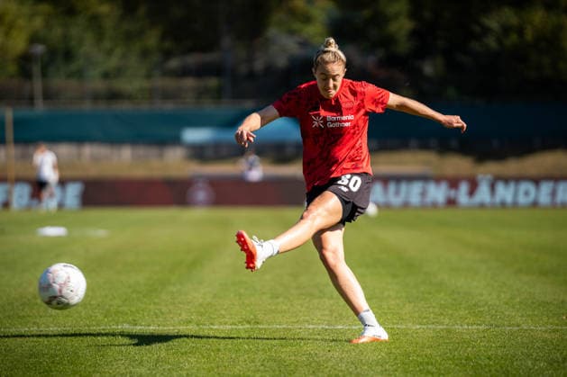 DFB-Pokal: FC Viktoria Berlin vs. Bayer 04 Leverkusen; Berlin, 27.09.2026 DFB-Pokal Frauen: Carolin SIMON (Bayer 04 Leverkusen 30) während dem Aufwärmen bei dem Spiel FC Viktoria Berlin vs. Bayer 04 Leverkusen im Stadion Lichterfelde am September 27, 2026 in Berlin, Deutschland. Copyright: xBEAUTIFULxSPORTS Kuehnx