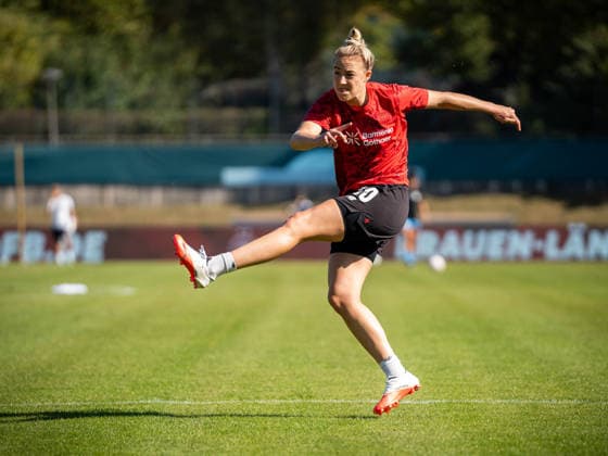 DFB-Pokal: FC Viktoria Berlin vs. Bayer 04 Leverkusen; Berlin, 27.09.2026 DFB-Pokal Frauen: Carolin SIMON (Bayer 04 Leverkusen 30) während dem aufwärmen bei dem Spiel FC Viktoria Berlin vs. Bayer 04 Leverkusen im Stadion Lichterfelde am September 27, 2026 in Berlin, Deutschland. Copyright: xBEAUTIFULxSPORTS Kuehnx