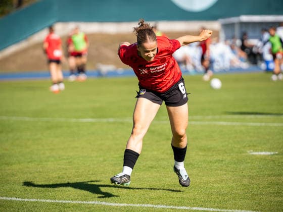 DFB-Pokal: FC Viktoria Berlin vs. Bayer 04 Leverkusen; Berlin, 27.09.2026 DFB-Pokal Frauen: Paulina PLATNER (Bayer 04 Leverkusen 6) vor dem Spiel bei dem aufwärmen FC Viktoria Berlin vs. Bayer 04 Leverkusen im Stadion Lichterfelde am September 27, 2026 in Berlin, Deutschland. Copyright: xBEAUTIFULxSPORTS Kuehnx